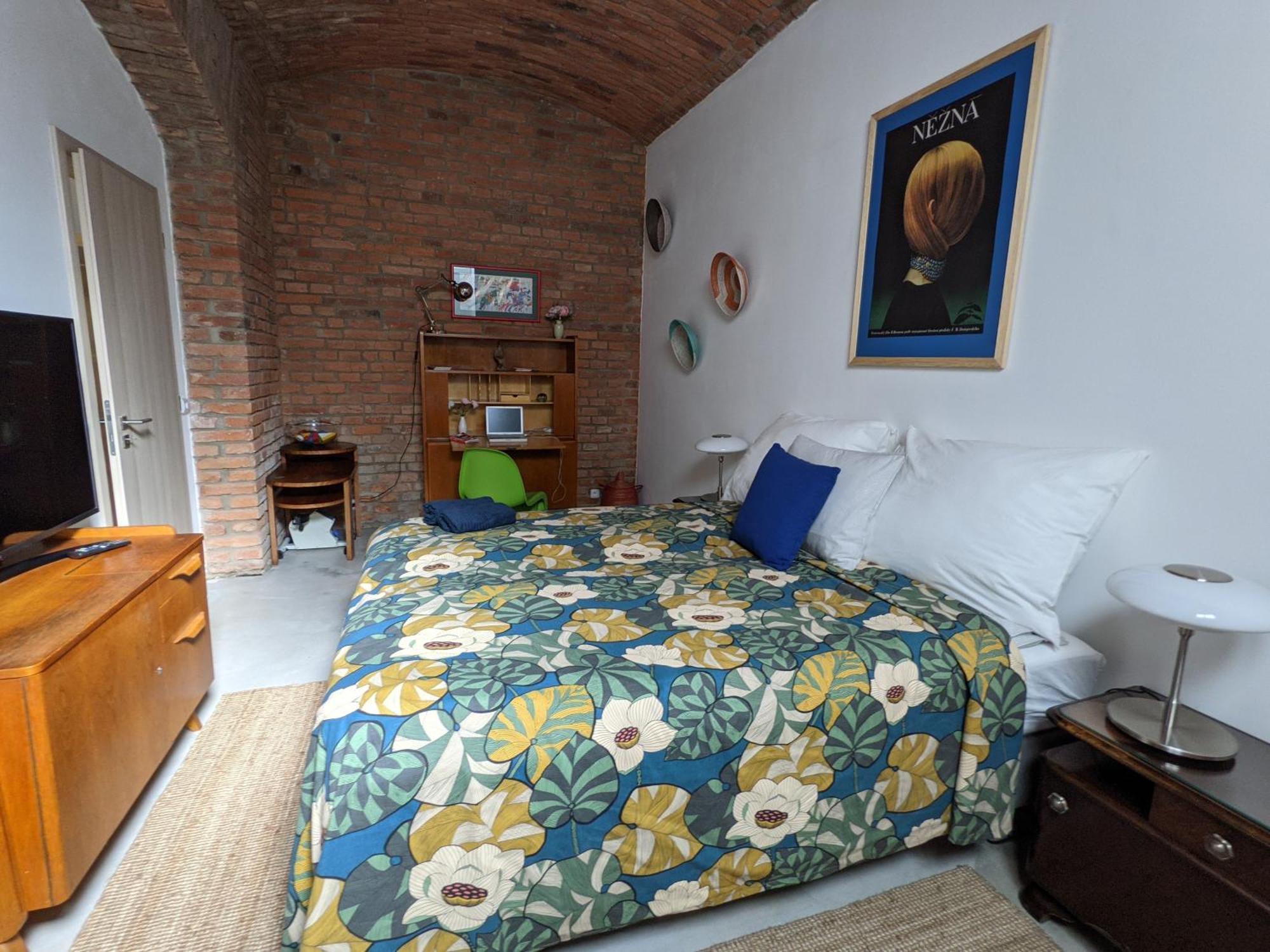 Romantic And Atypical Apartments In Prague'S Montmartre — Photos 1